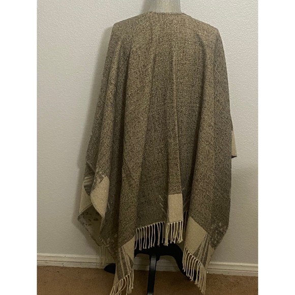 Adrienne Vittadini Reversible Herringbone fringe Shawl/Poncho One size - Picture 3 of 11